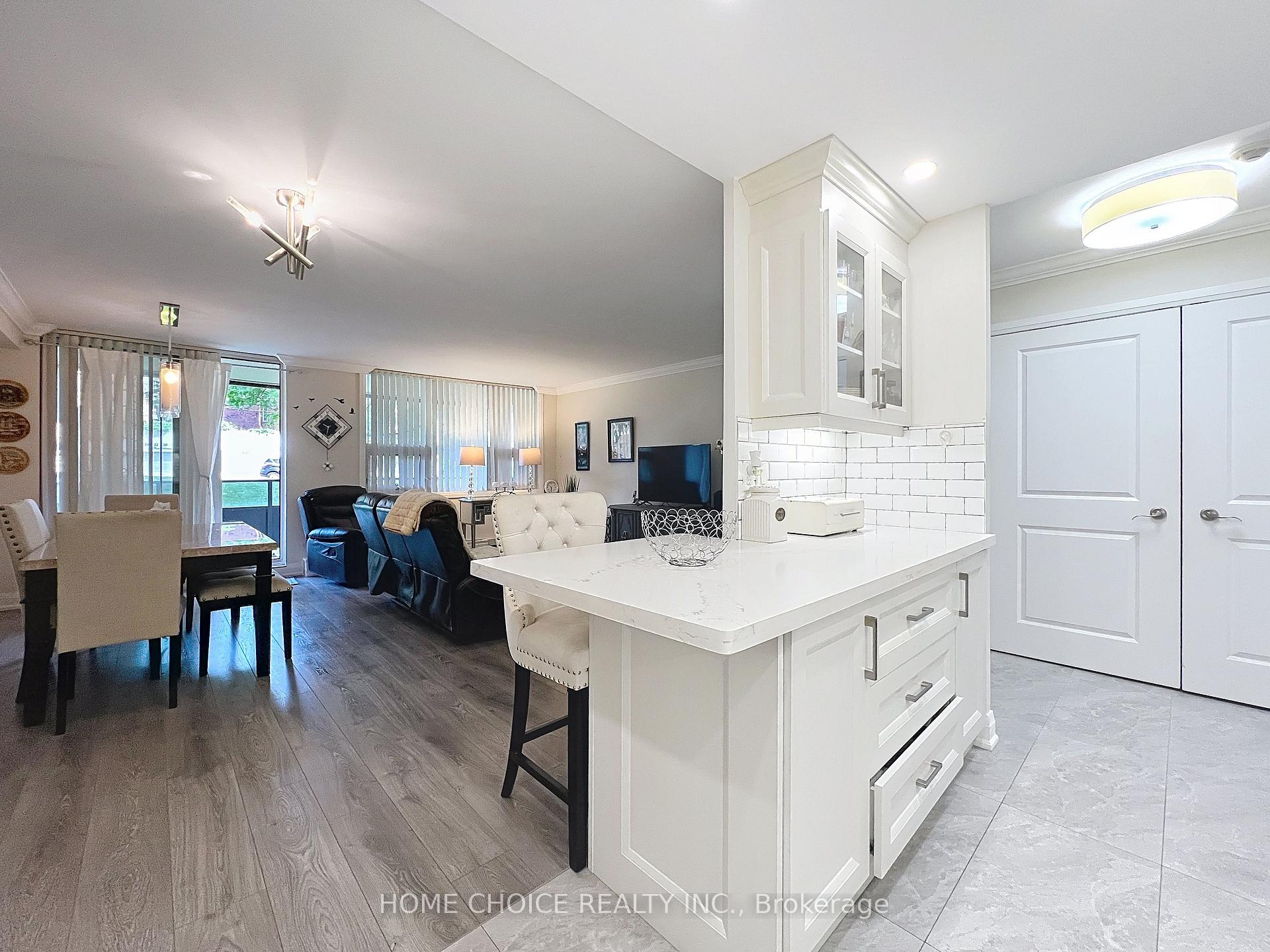 3 Bedrooms Condo at 15 La Rose, Toronto For sale