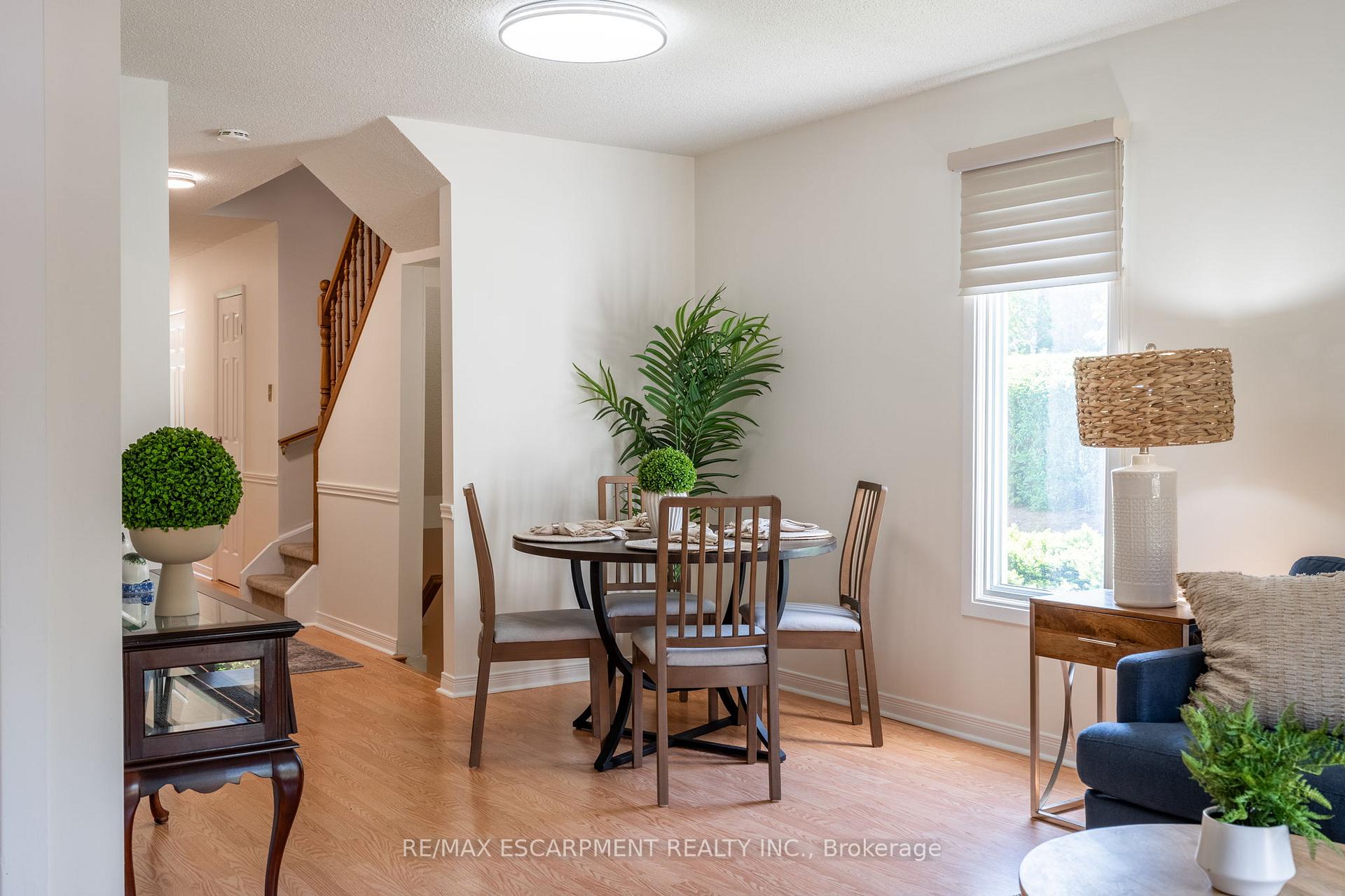 3 Bedrooms Condo at 2301 Cavendish, Burlington For sale