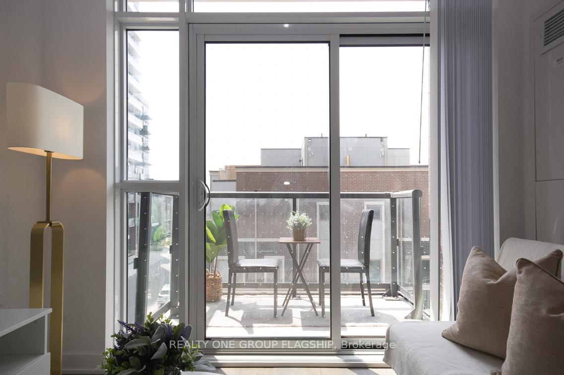 2 Bedrooms Condo at 38 Honeycrisp, Vaughan For sale