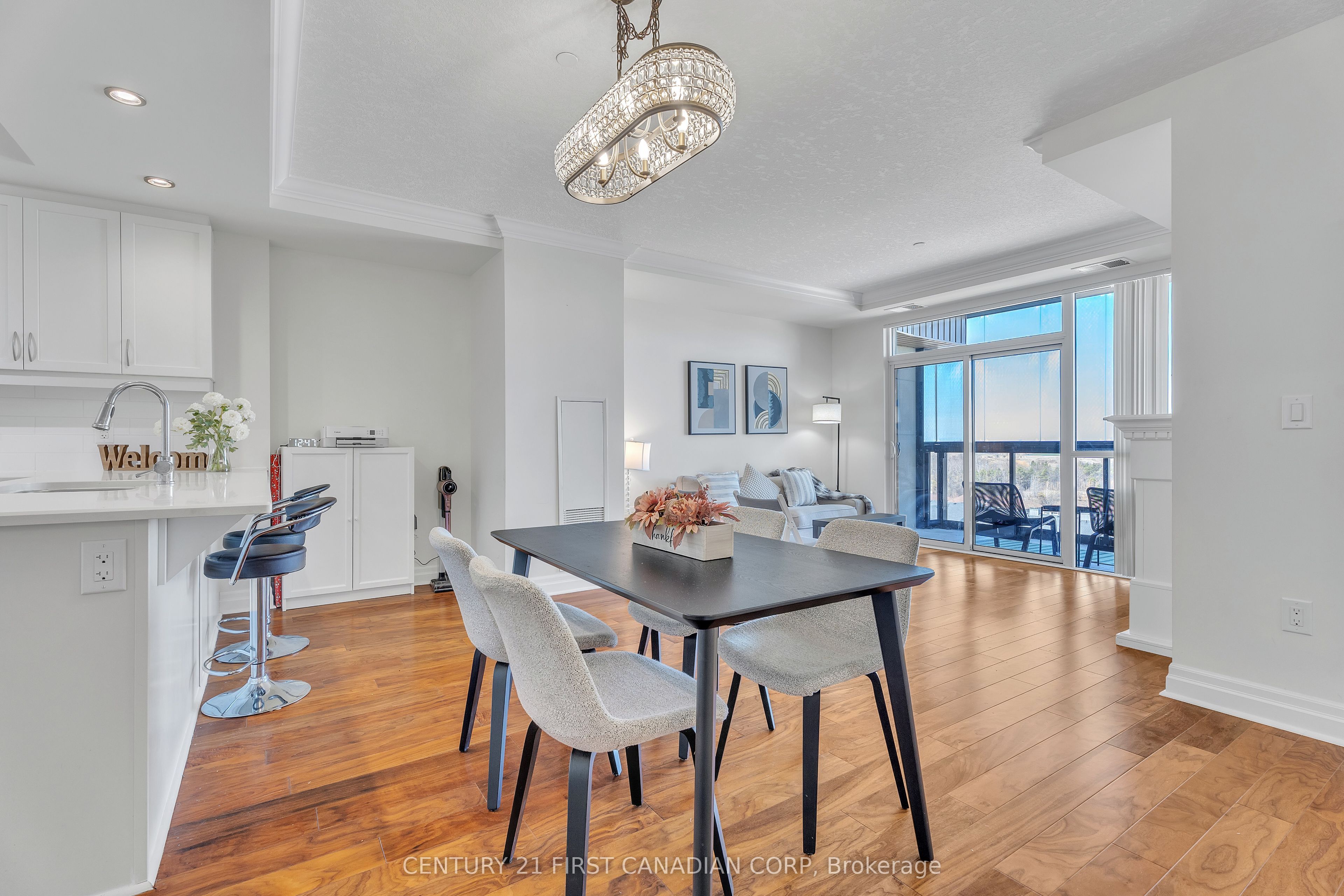 240 Villagewalk Boulevard, #812