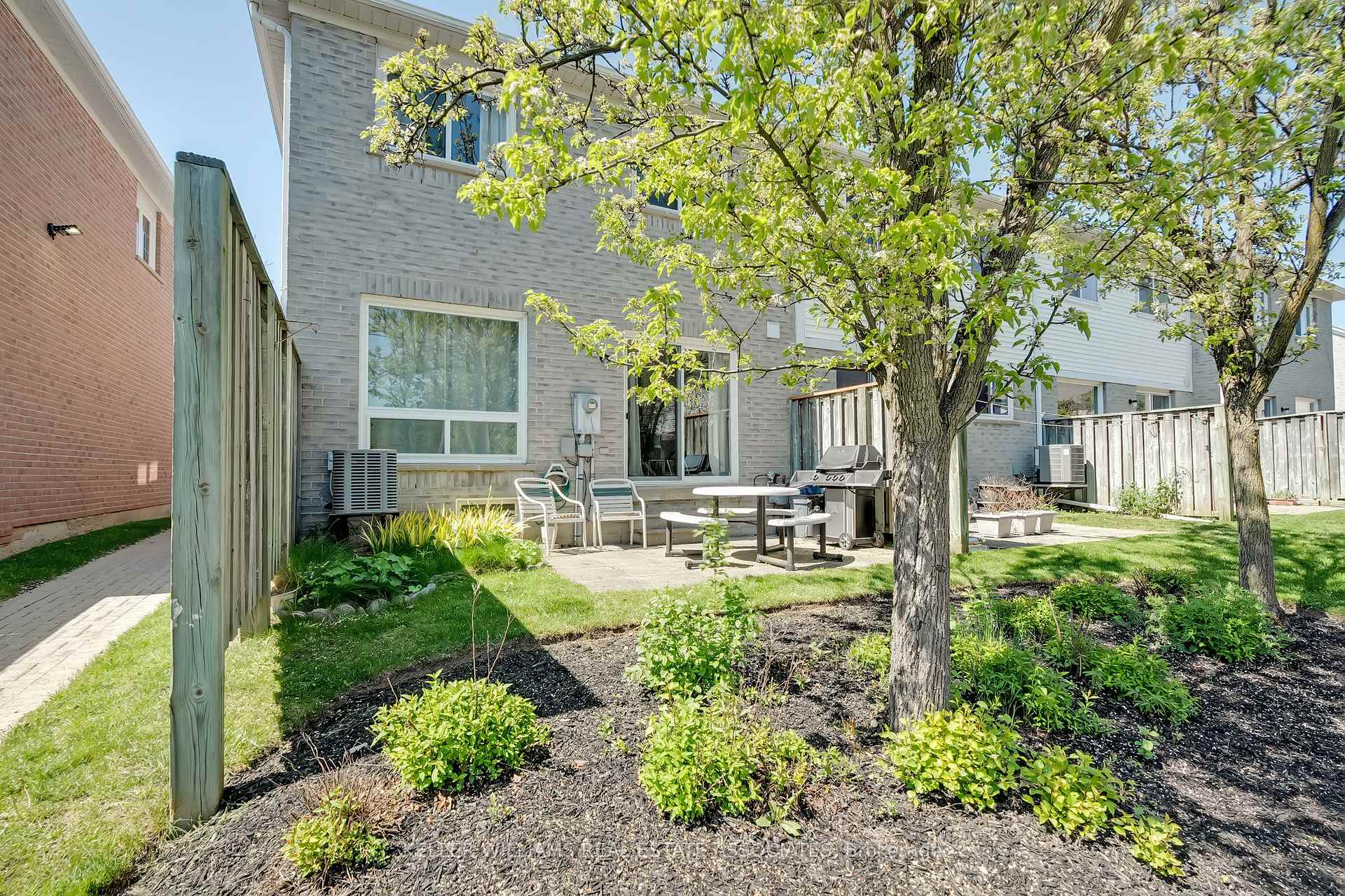 4 Bedrooms Condo at 5305 Glen Erin, Mississauga For sale