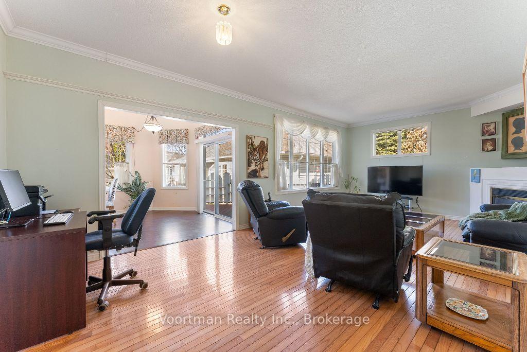 2 Bedrooms Condo at 360 Silverbirch,  Hamilton For sale