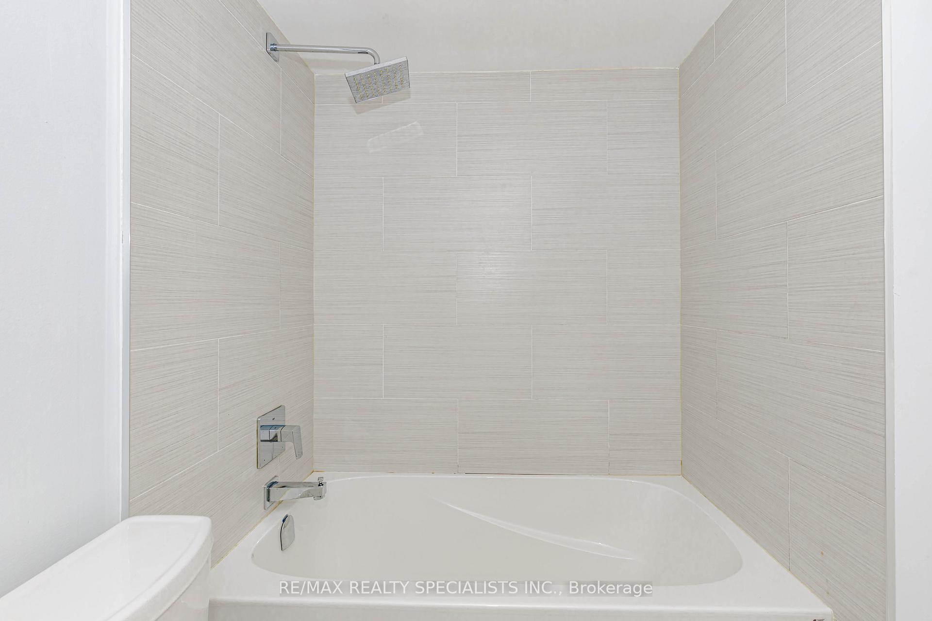 2 Bedrooms Condo at 32 Tannery, Mississauga For sale