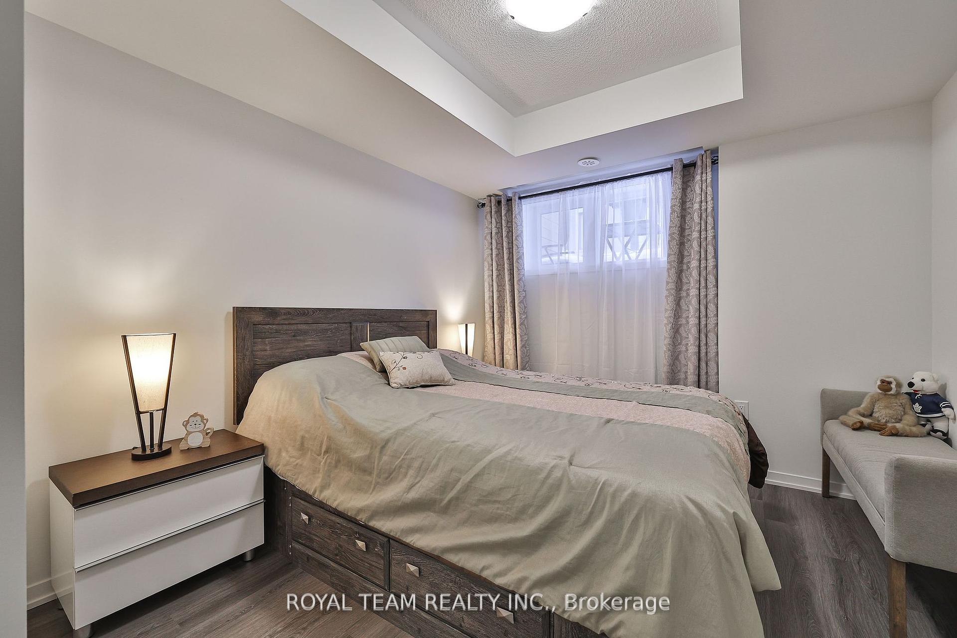 2 Bedrooms Condo at 131 Honeycrisp, Vaughan For sale