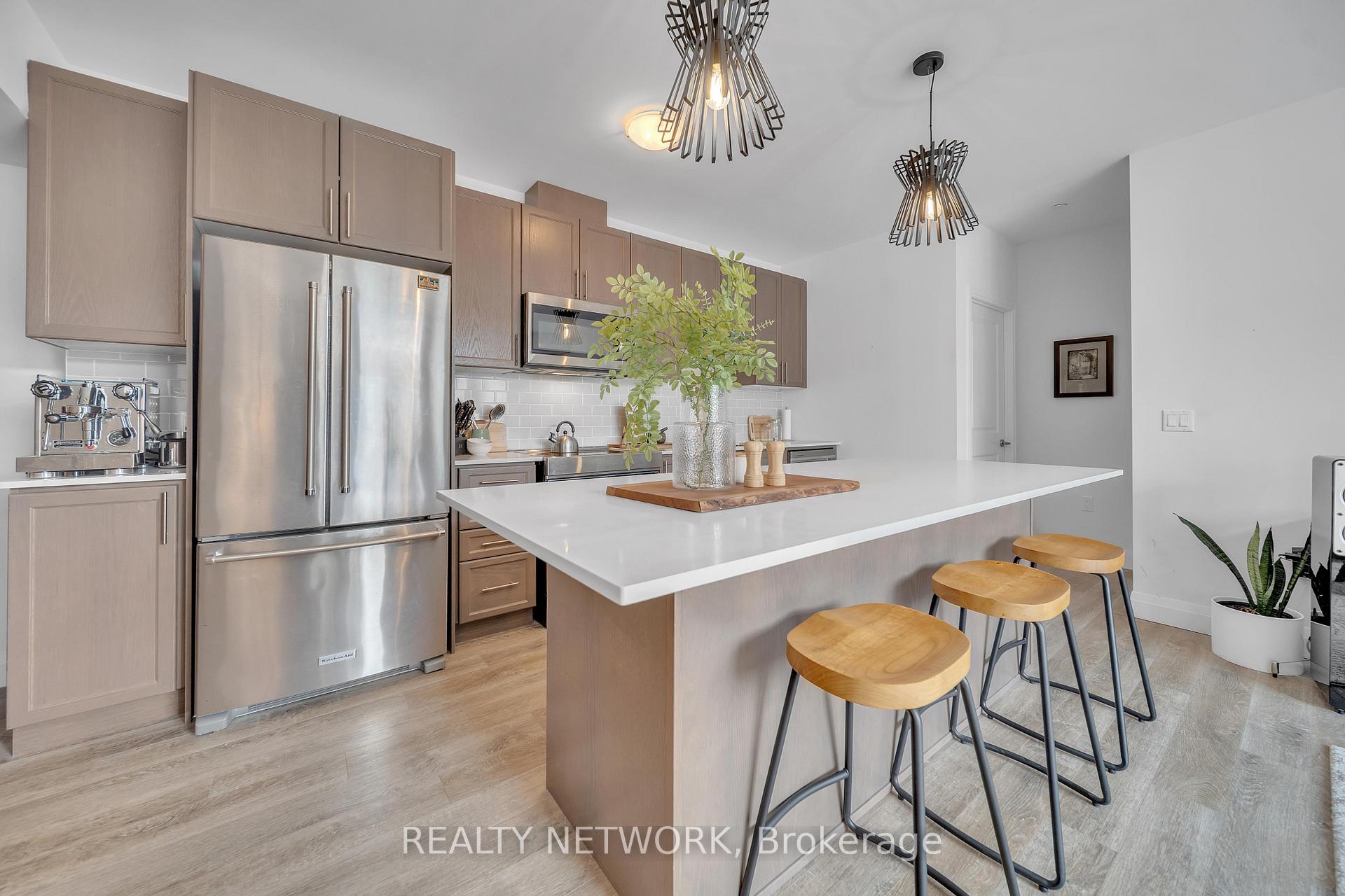 2 Bedrooms Condo at 1 Redfern, Hamilton For sale