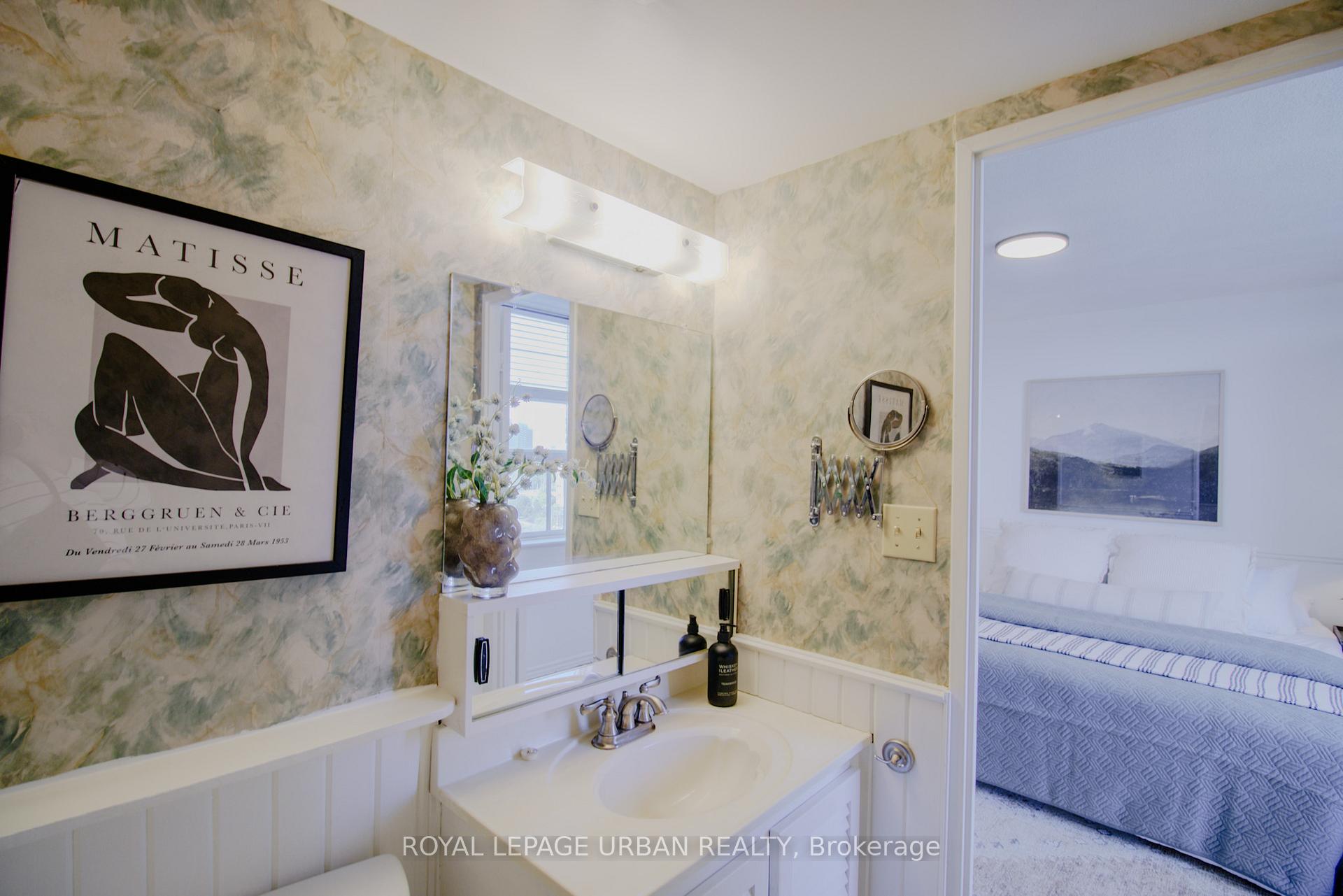 3 Bedrooms Condo at 20 Edgecliff, Toronto For sale