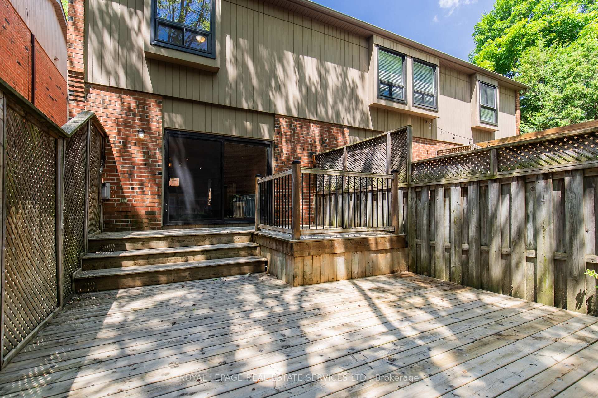 3 Bedrooms Condo at 3122 Lakeshore, Oakville For sale