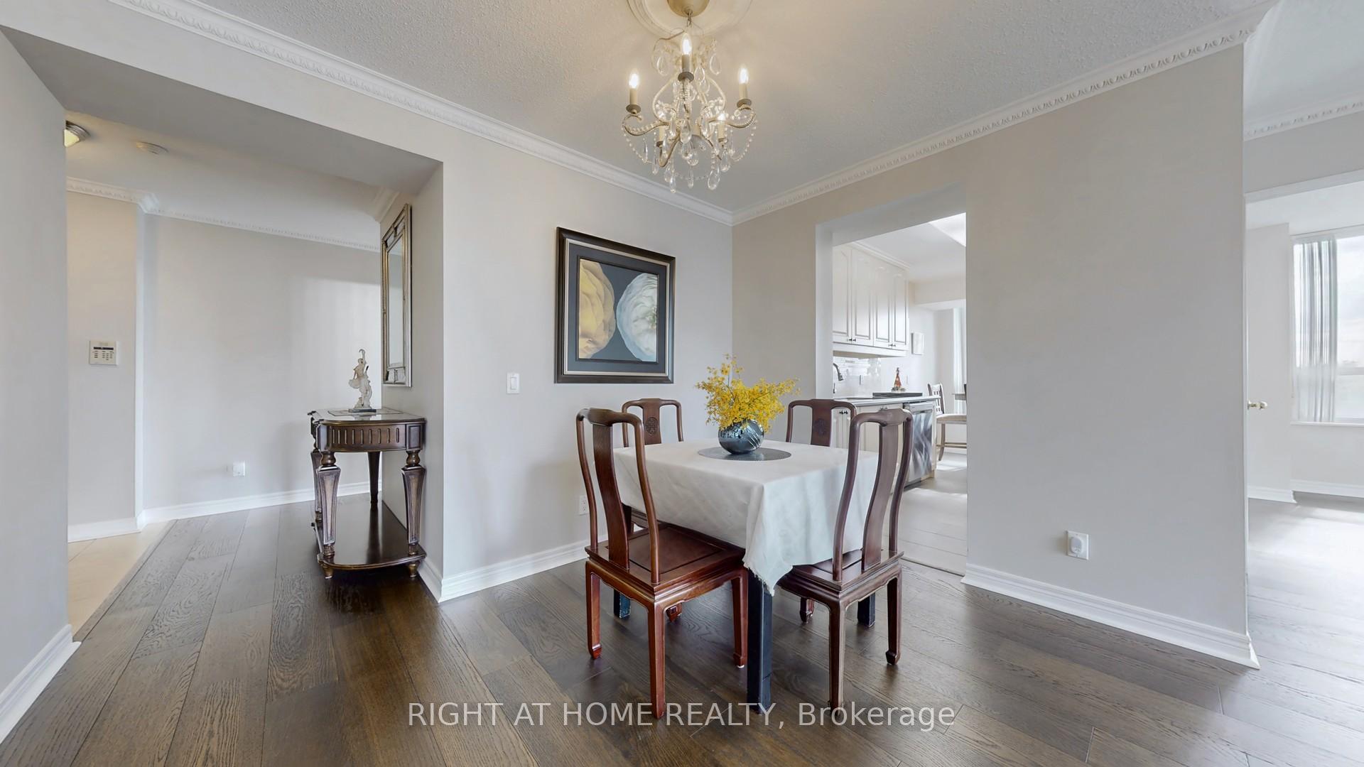 3 Bedrooms Condo at 18 Parkview, Toronto For sale