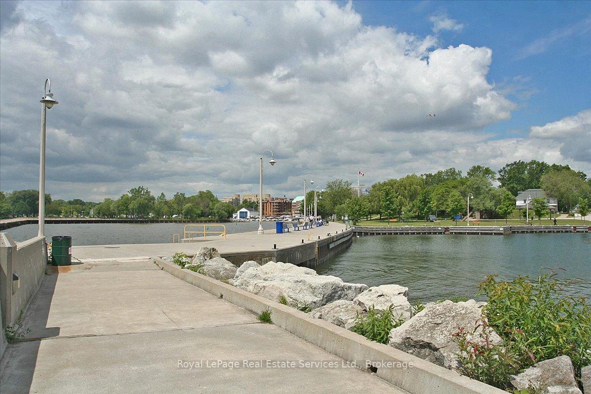 2 Bedrooms Condo at 100 Bronte, Oakville For sale