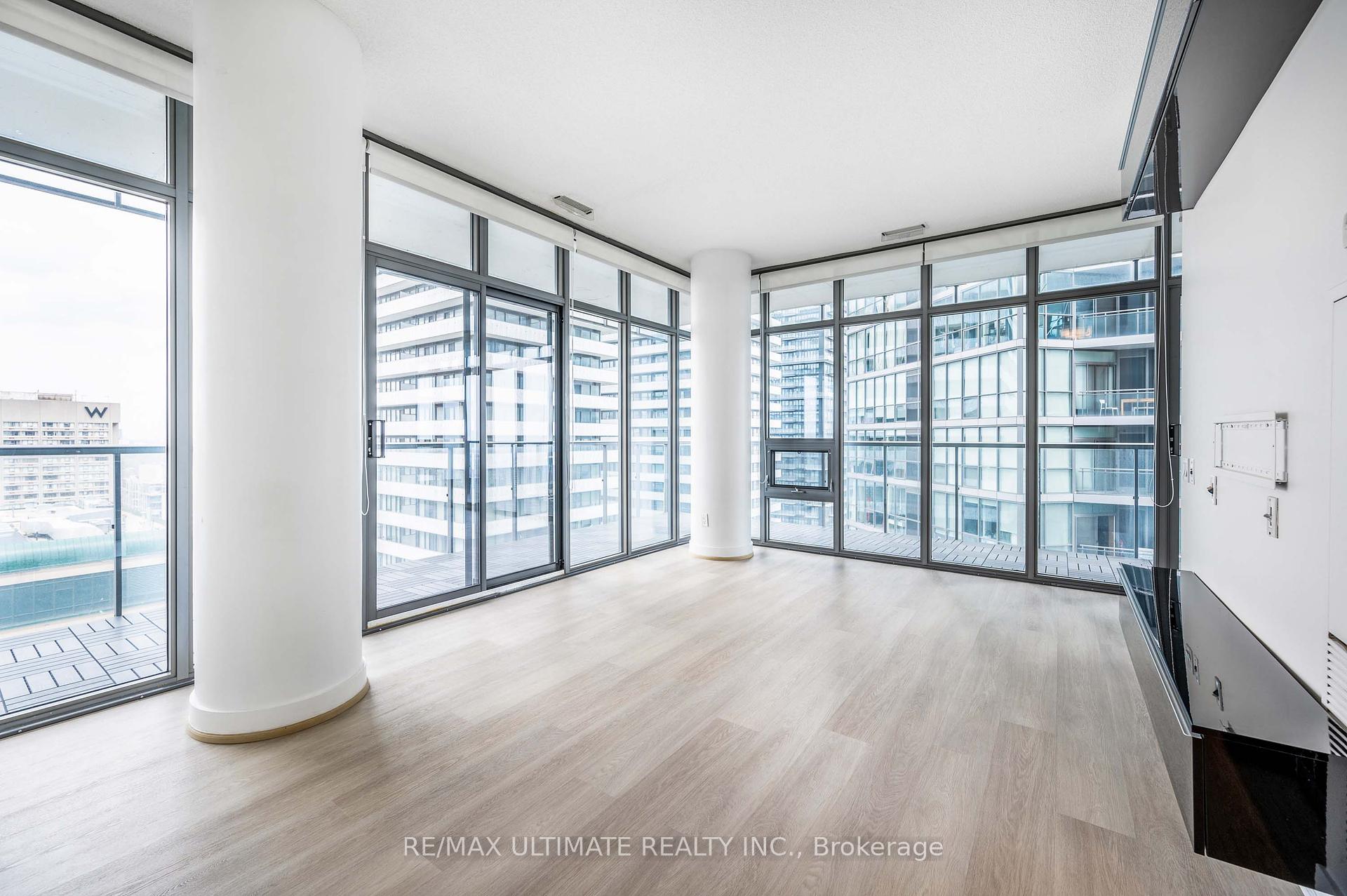 2 Bedrooms Condo at 33 Charles, Toronto For sale