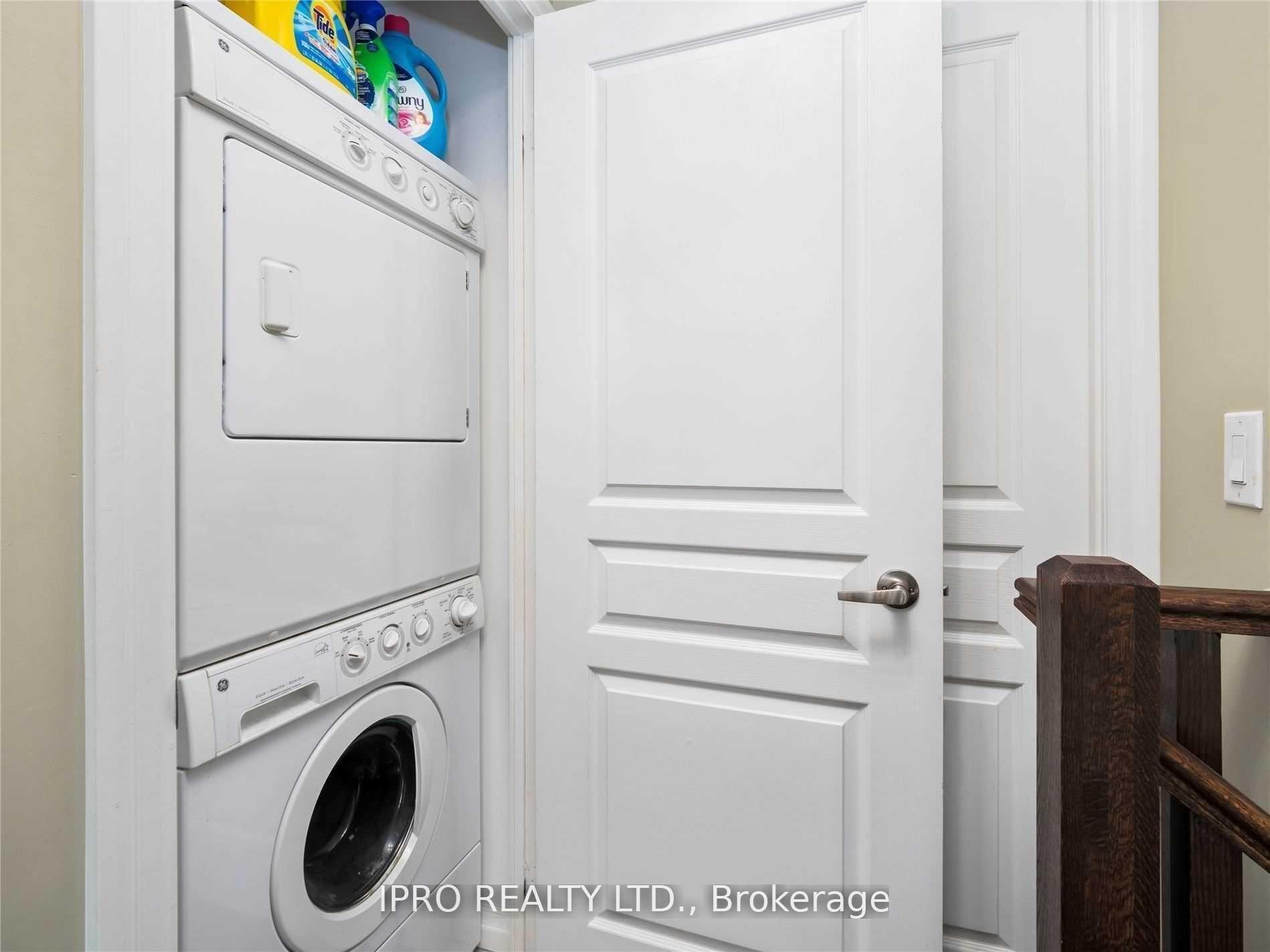 2 Bedrooms Condo at 223 Webb, Mississauga For sale