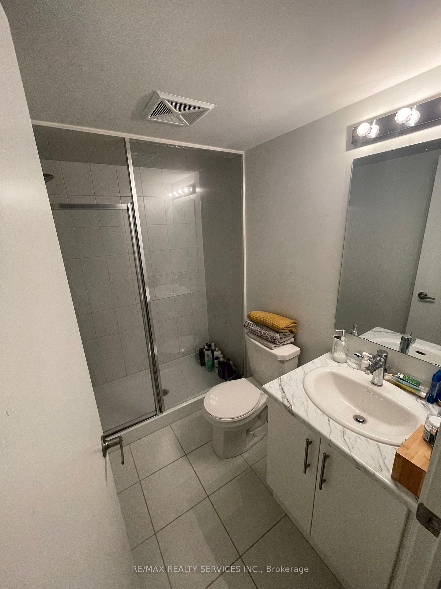2 Bedrooms Condo at 3405 Ridgeway, Mississauga For sale