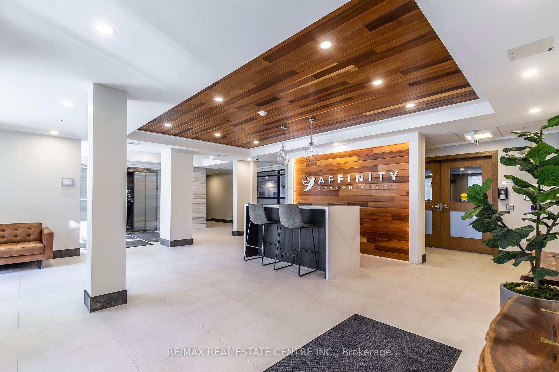 2 Bedrooms Condo at 340 Plains, Burlington For sale