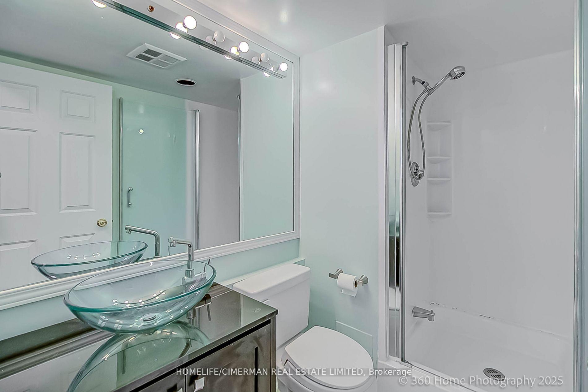 2 Bedrooms Condo at 20 Southport, Toronto For sale