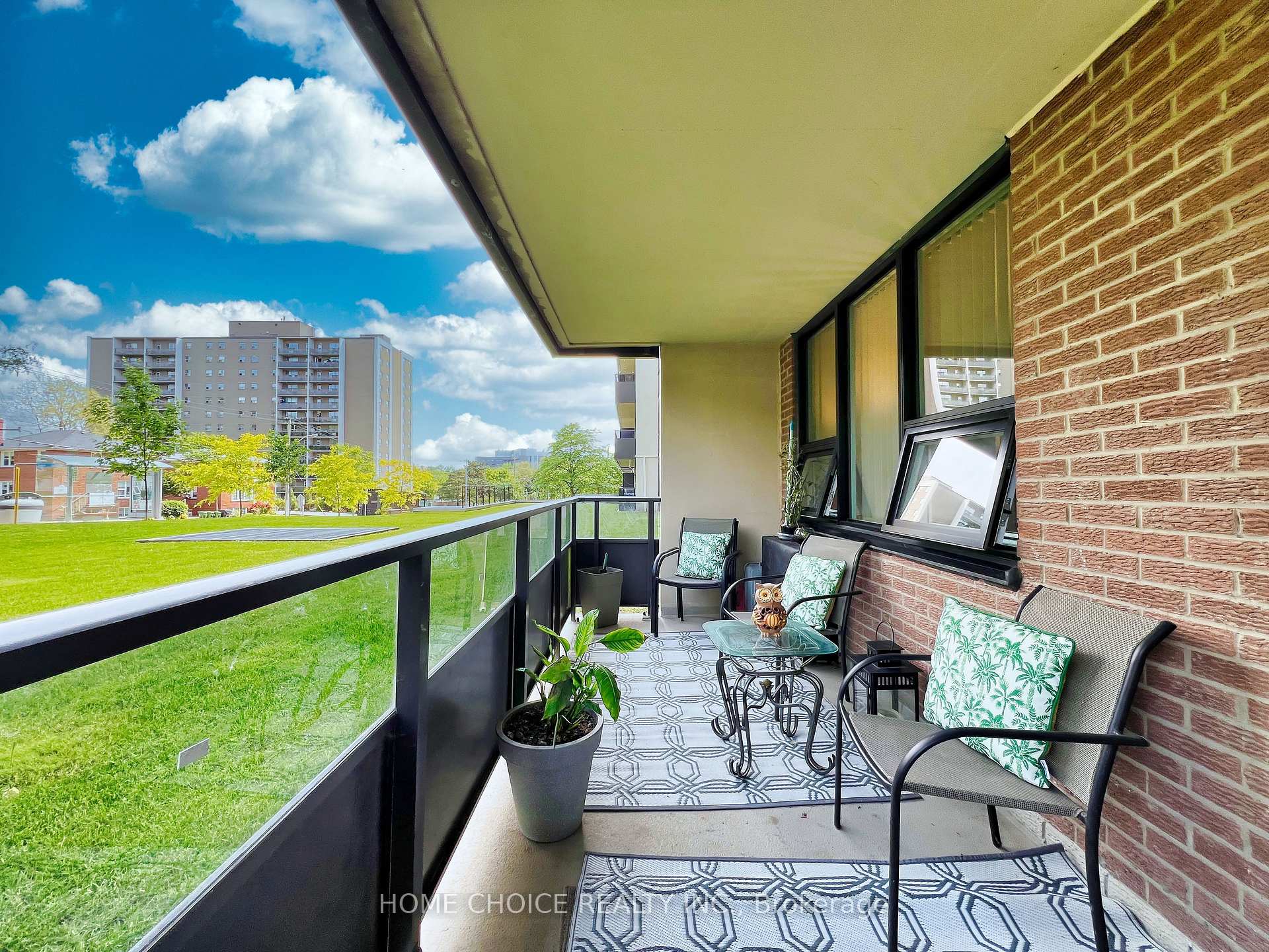 3 Bedrooms Condo at 15 La Rose, Toronto For sale