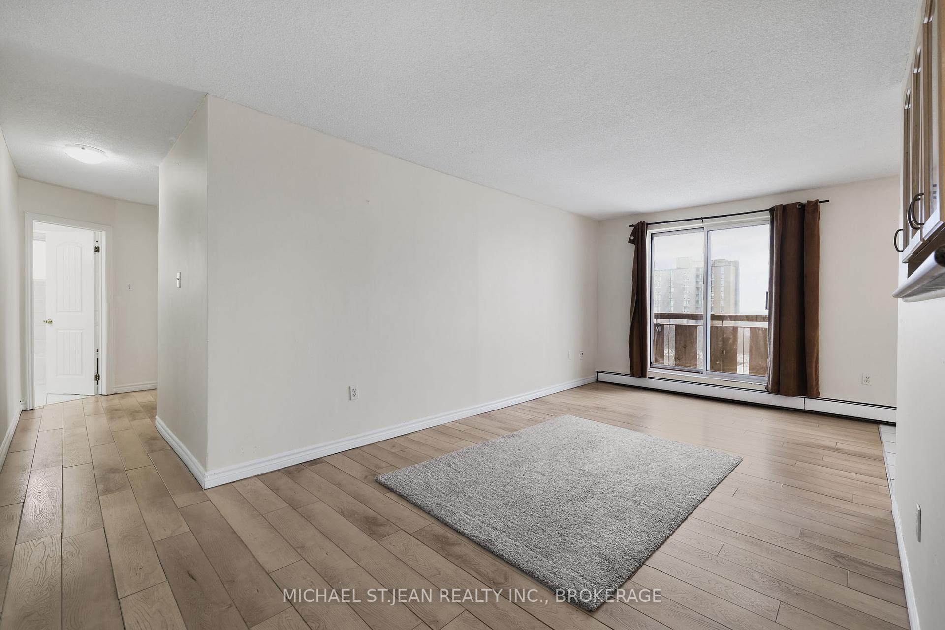2 Bedrooms Condo at 851 Queenston,  Hamilton For sale