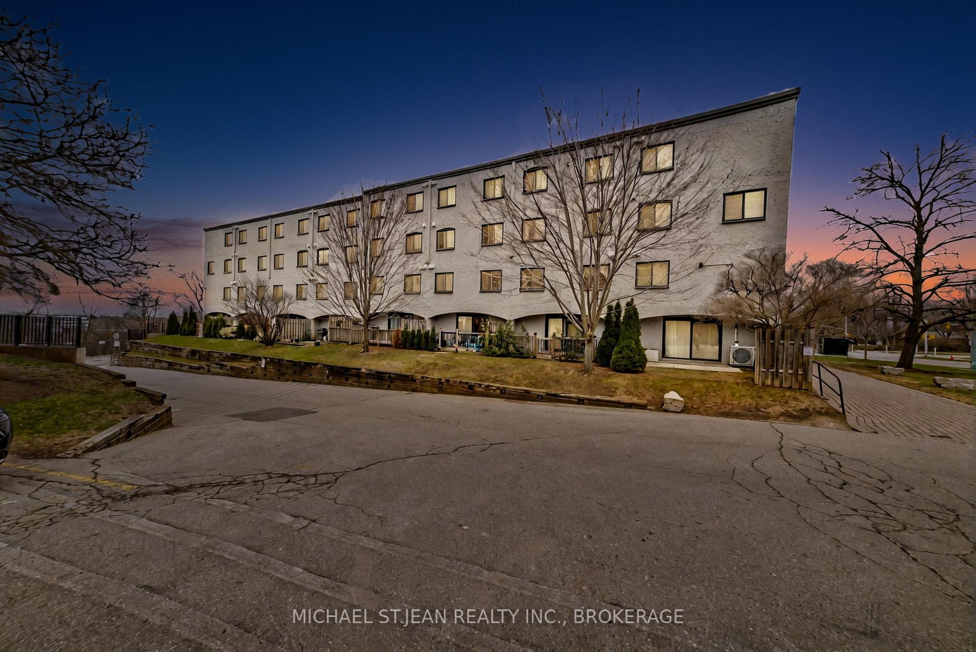 4 Bedrooms Condo at 1016 Falgarwood,  Oakville For sale