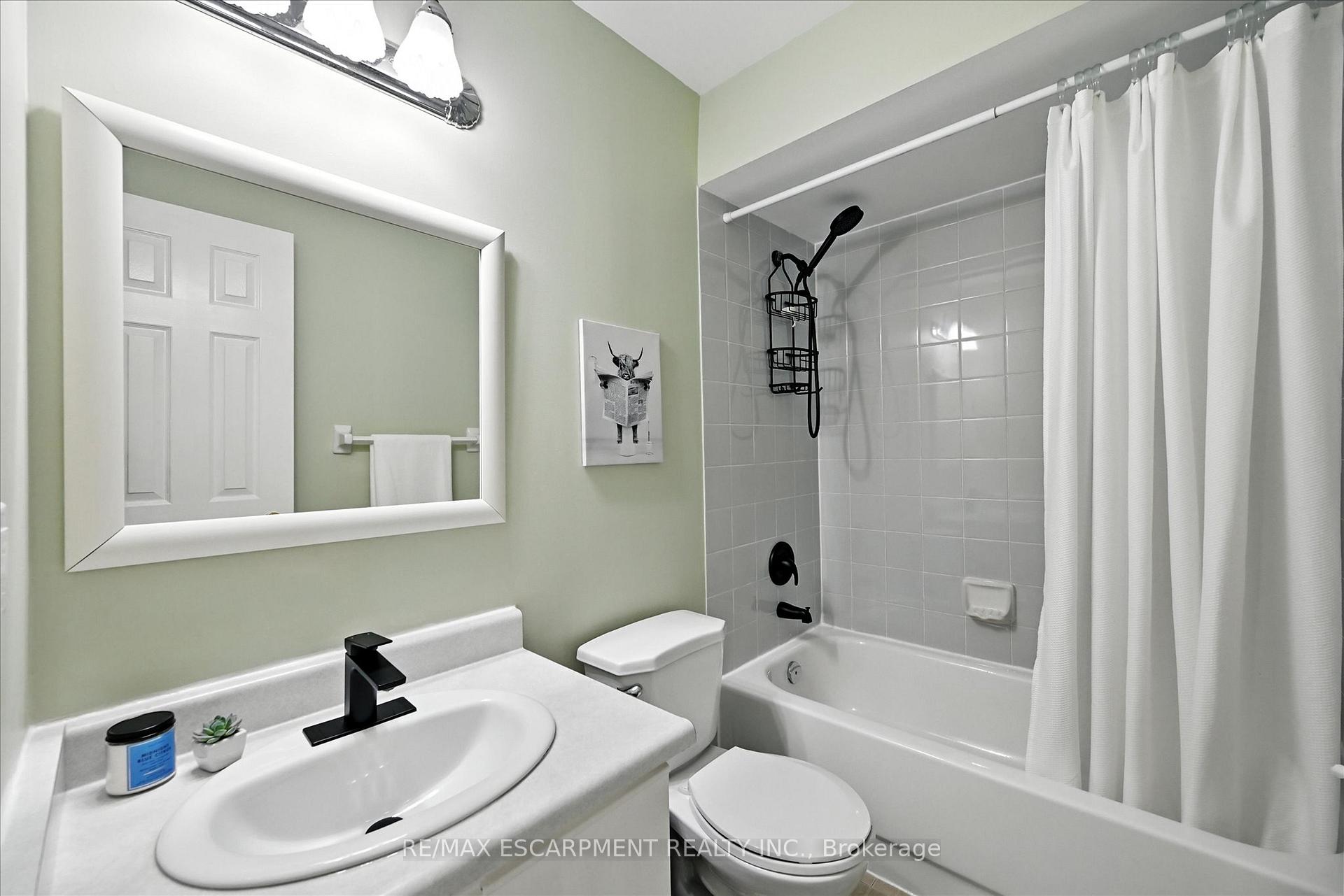 3 Bedrooms Condo at 2110 CLEAVER, Burlington For sale