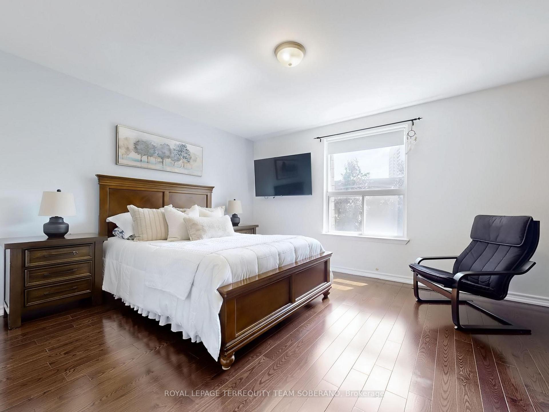 3 Bedrooms Condo at 8 Village Greenway, Toronto For sale