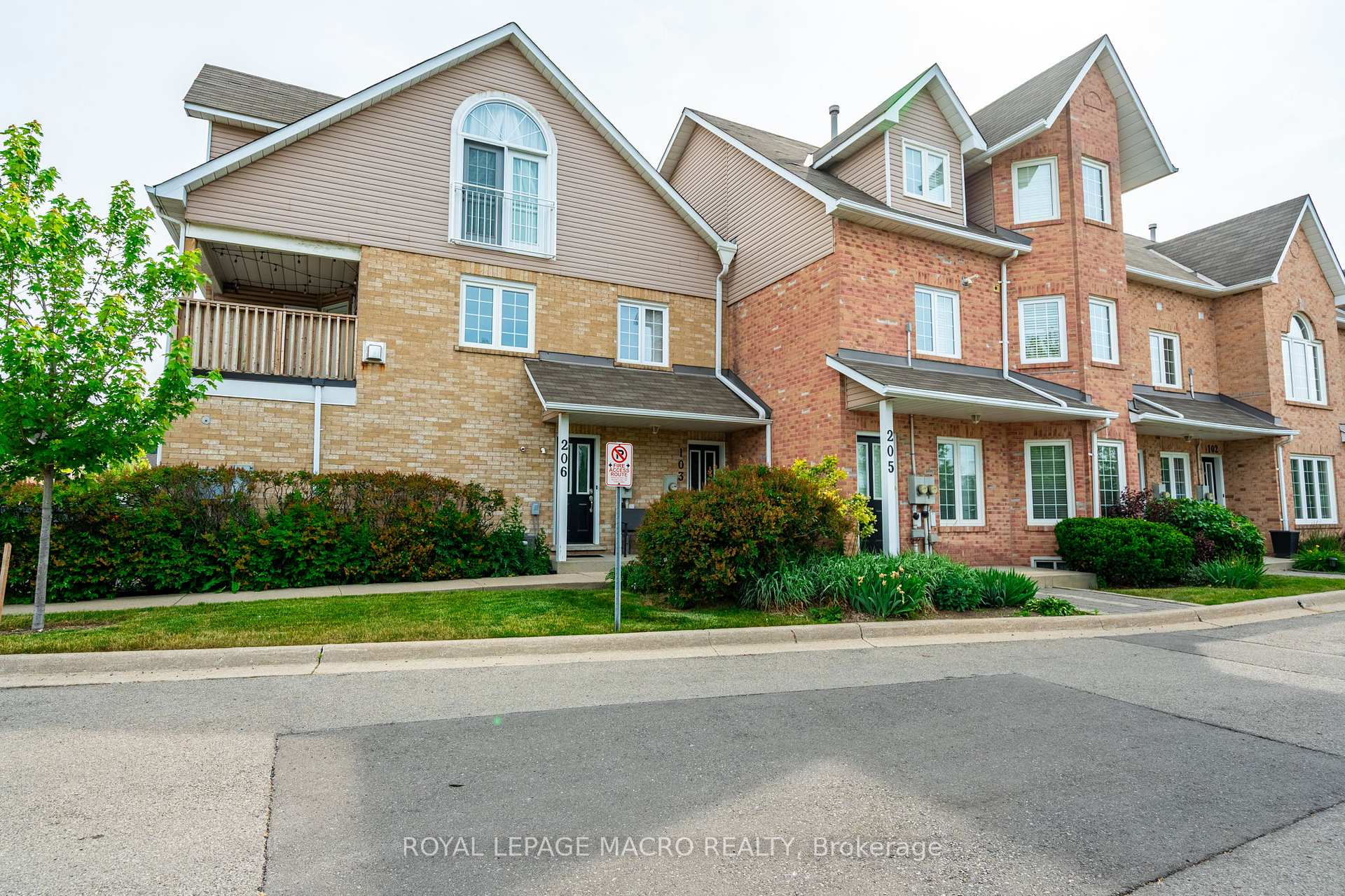 4 Bedrooms Condo at 2055 Walkers, Burlington For sale