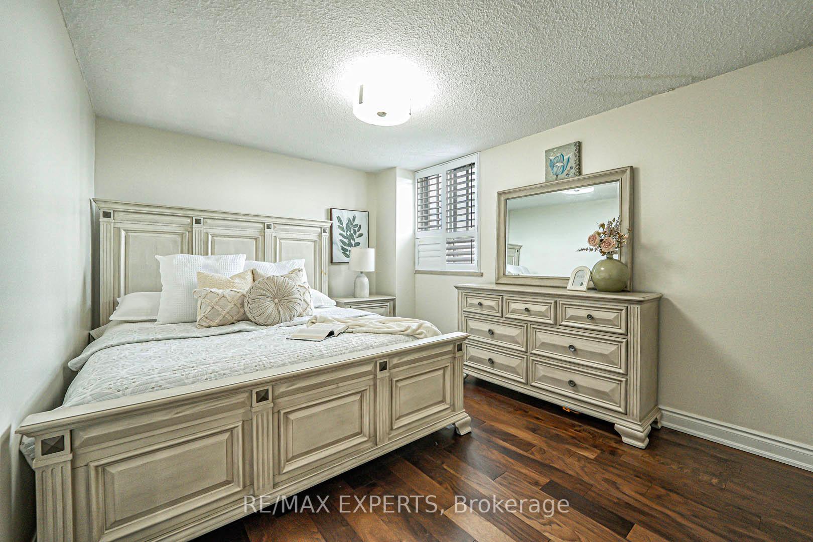 3 Bedrooms Condo at 1625 Bloor, Mississauga For sale
