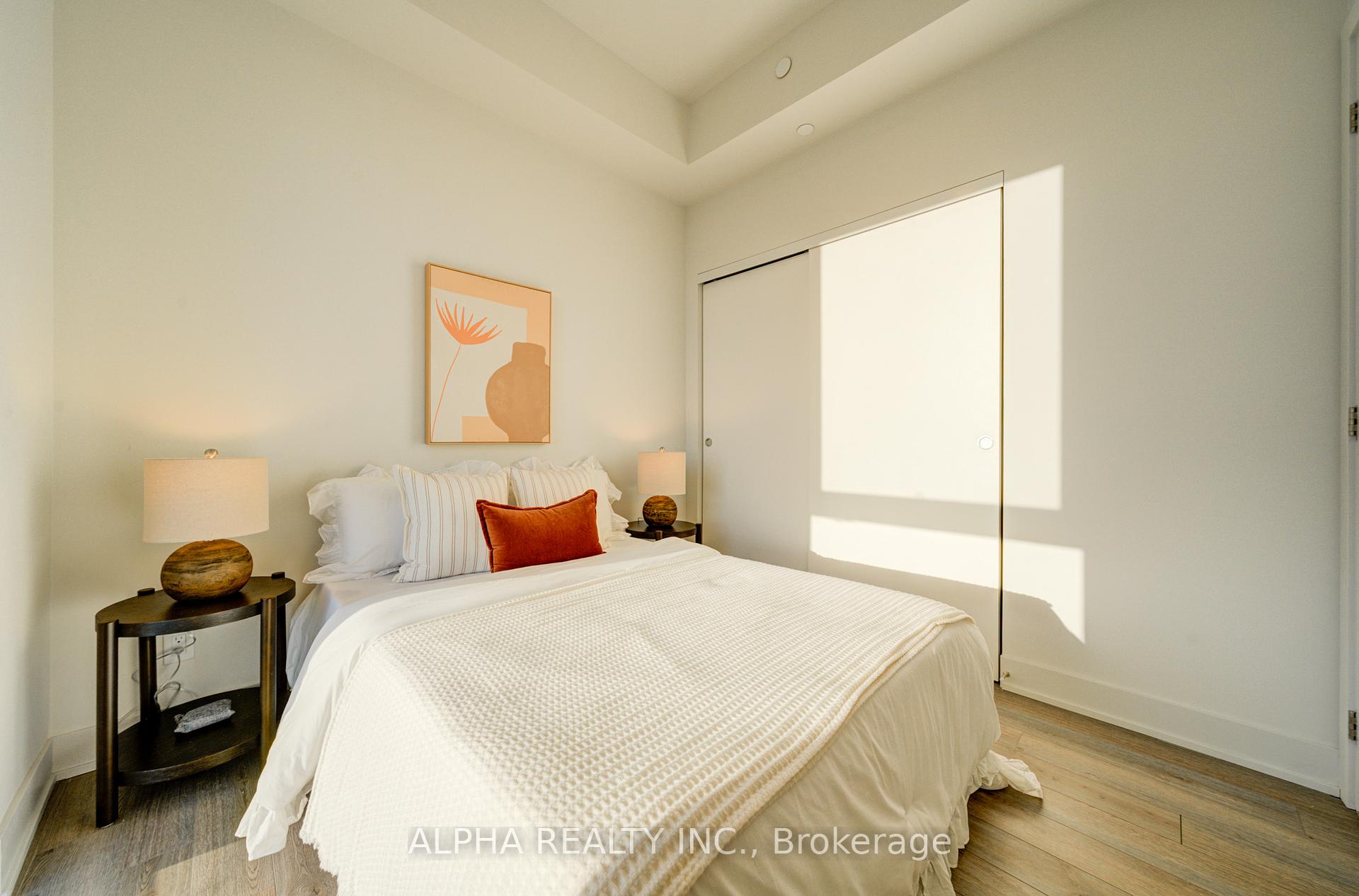 2 Bedrooms Condo at 8 Cumberland,  Toronto For sale