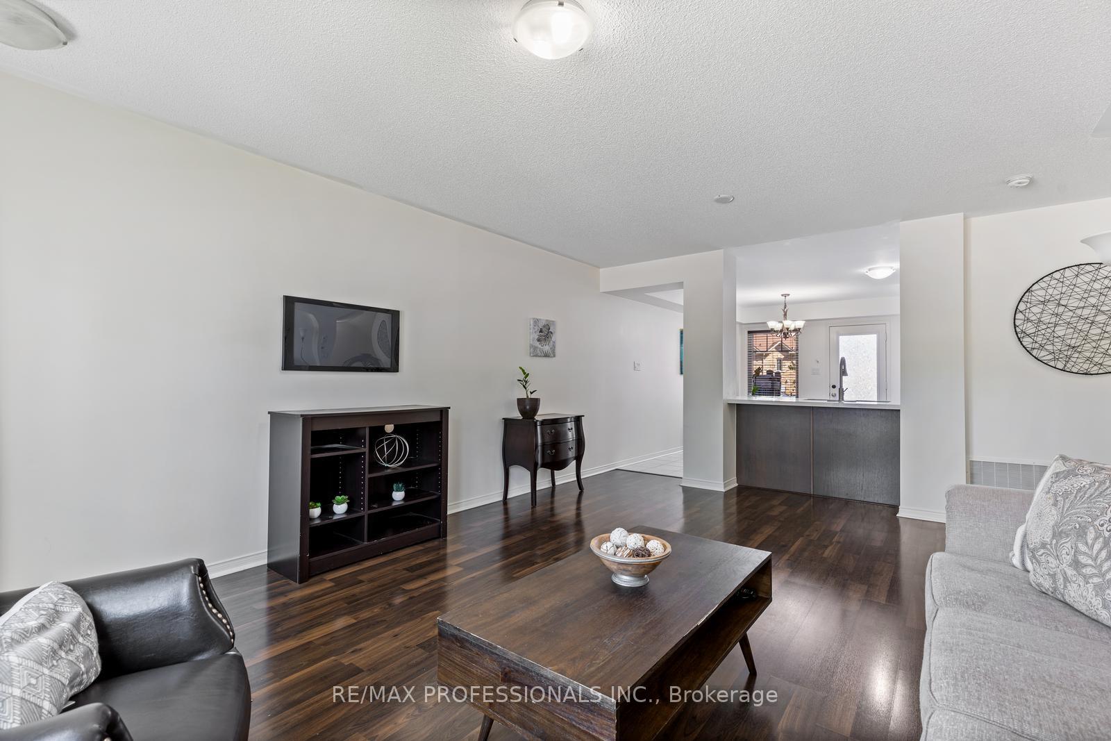 2 Bedrooms Condo at 3070 Thomas, Mississauga For sale