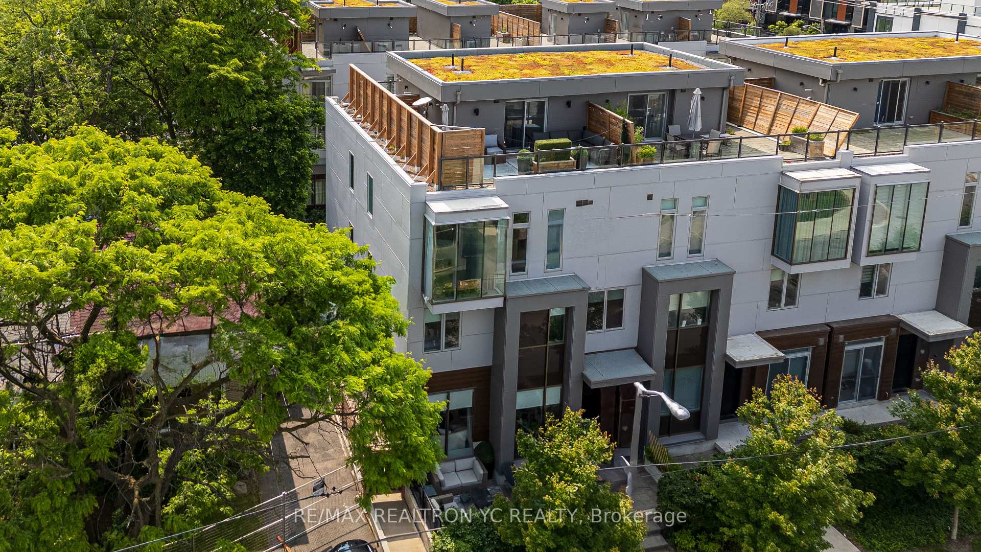 4 Bedrooms Condo at 18 Greenbriar, Toronto For sale