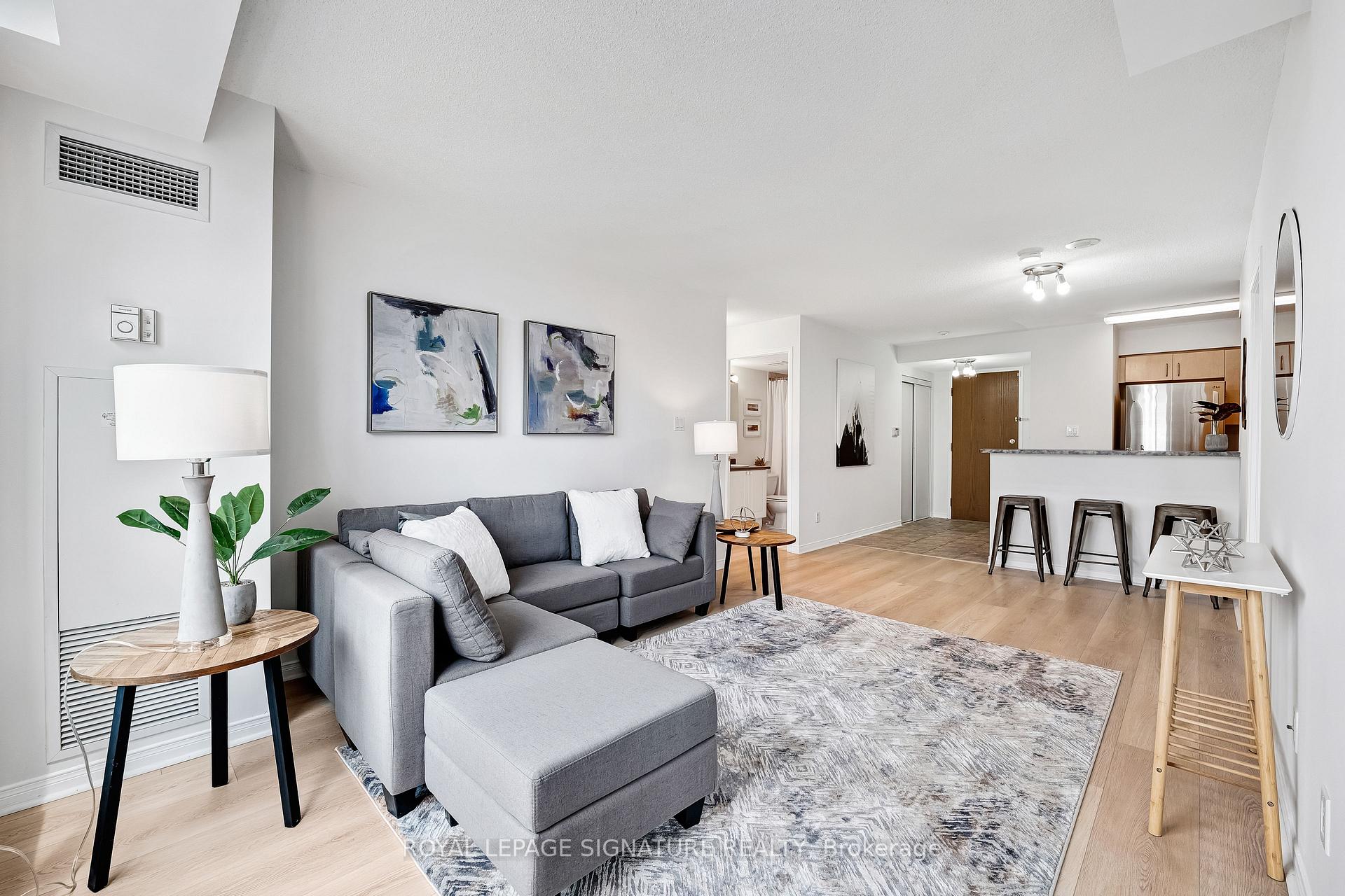 2 Bedrooms Condo at 233 Beecroft, Toronto For sale