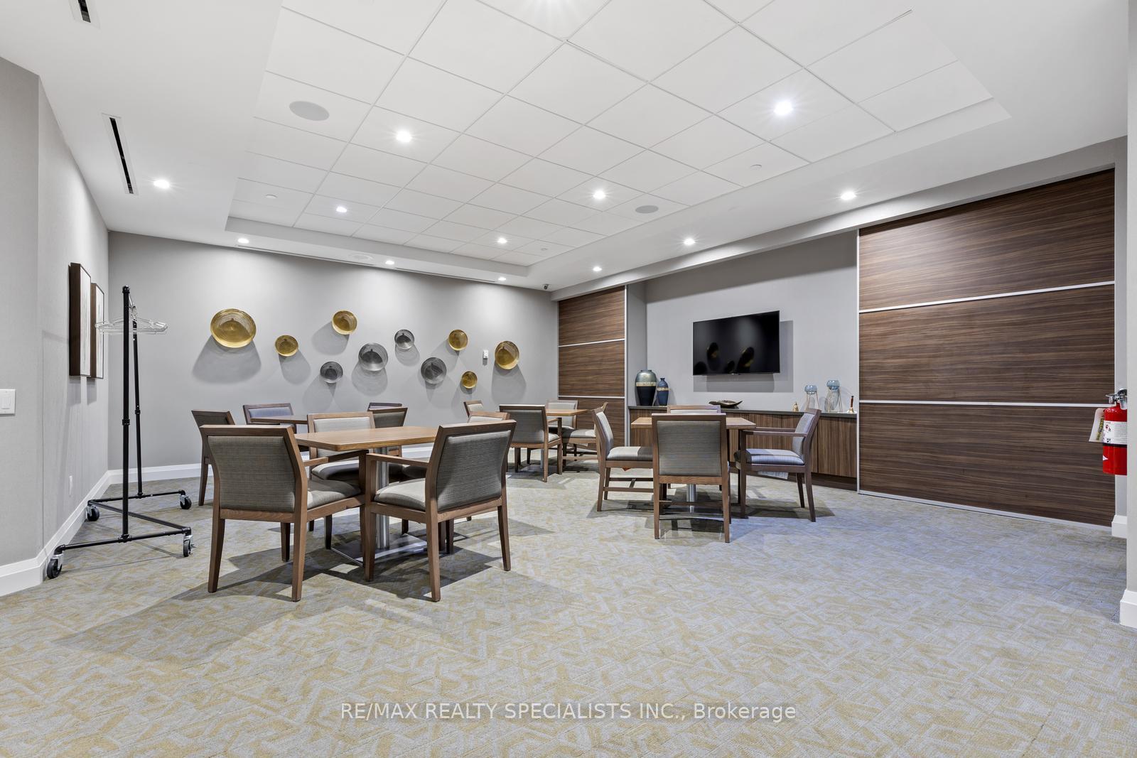 2 Bedrooms Condo at 1800 The Collegeway, Mississauga For sale