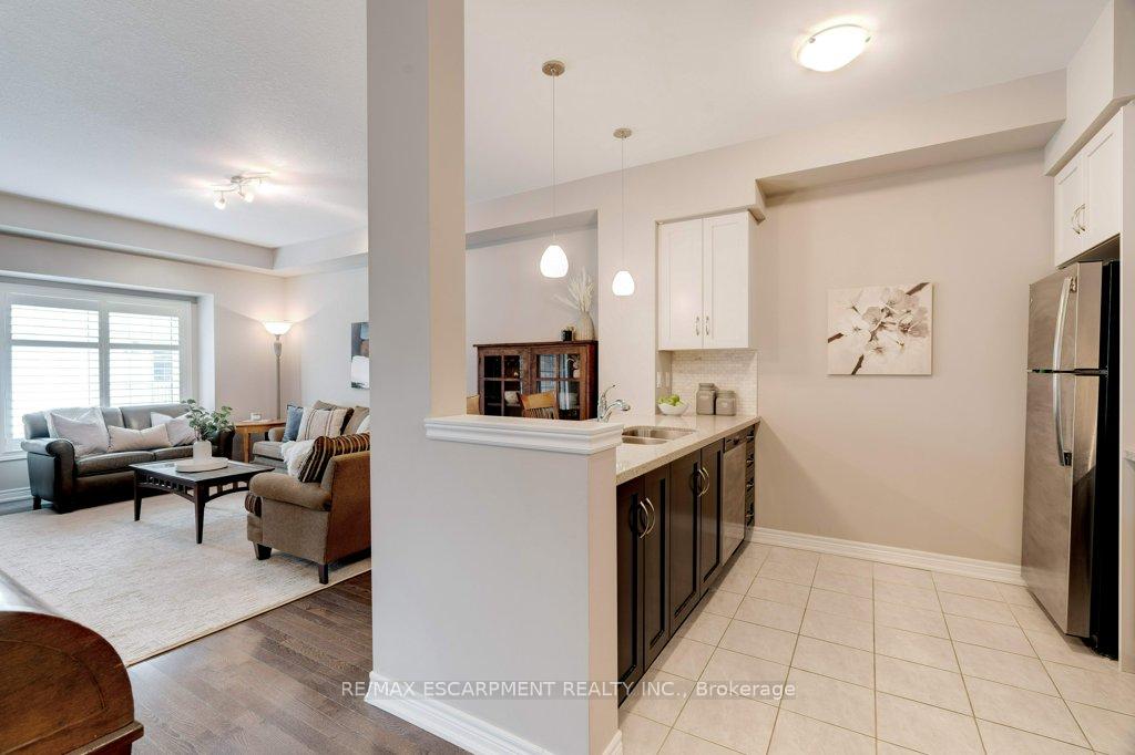 2 Bedrooms Condo at 257 Parkside, Hamilton For sale
