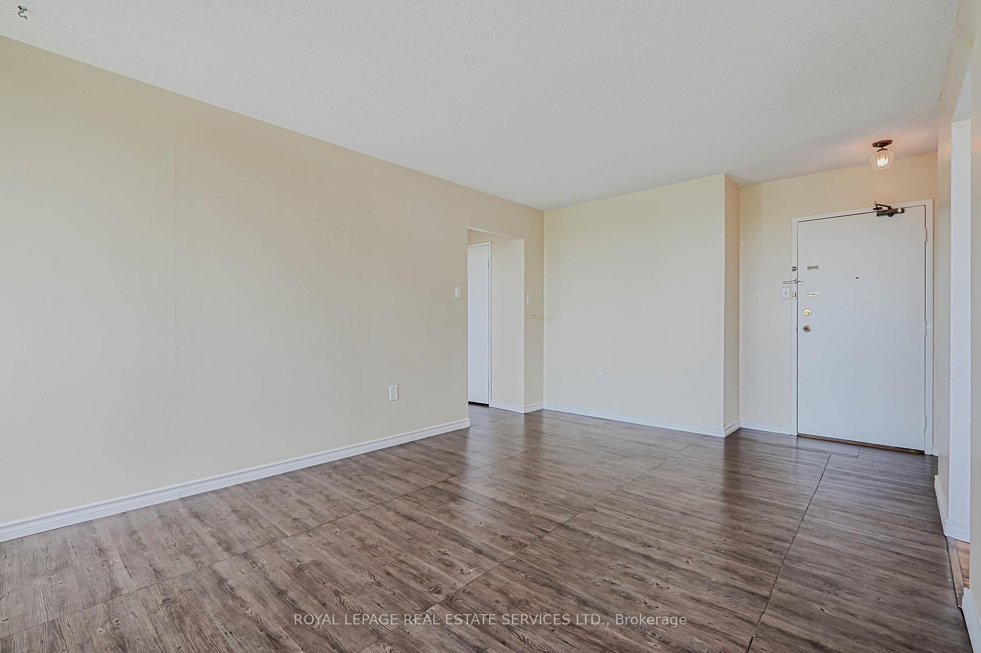 2 Bedrooms Condo at 530 Lolita, Mississauga For sale