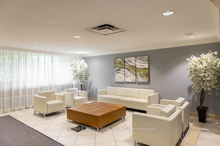 4 Bedrooms Condo at 61 Richview, Toronto For sale