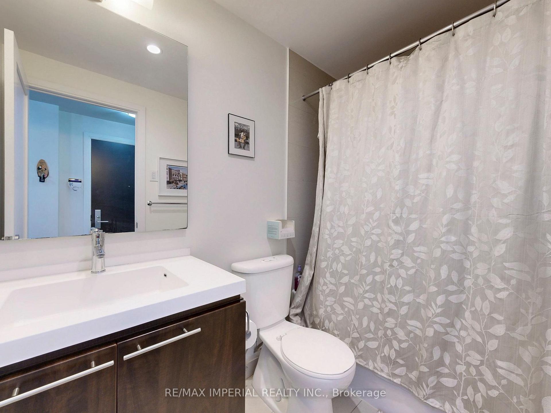 2 Bedrooms Condo at 25 Broadway, Toronto For sale