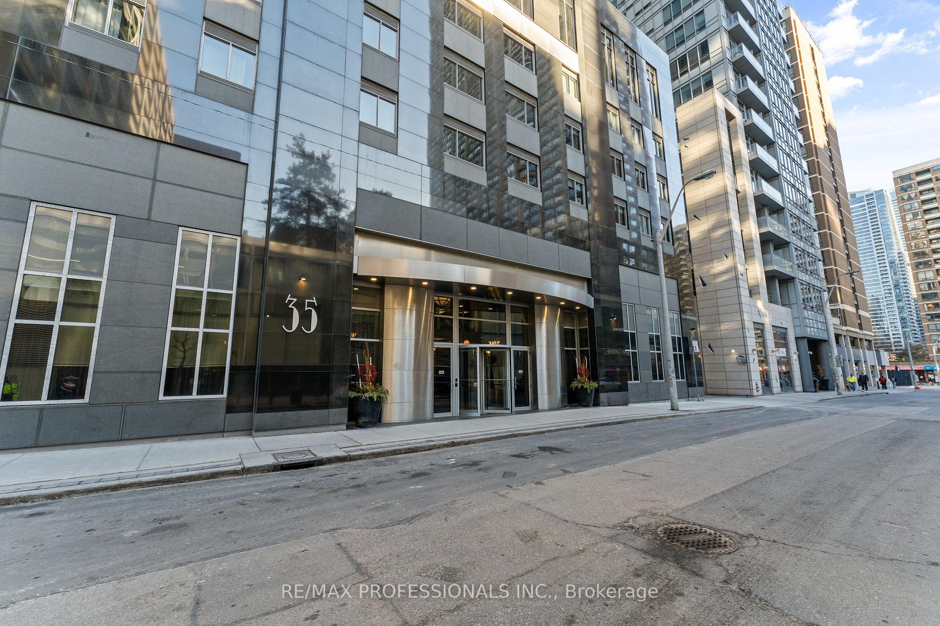 2 Bedrooms Condo at 35 Balmuto,  Toronto For sale