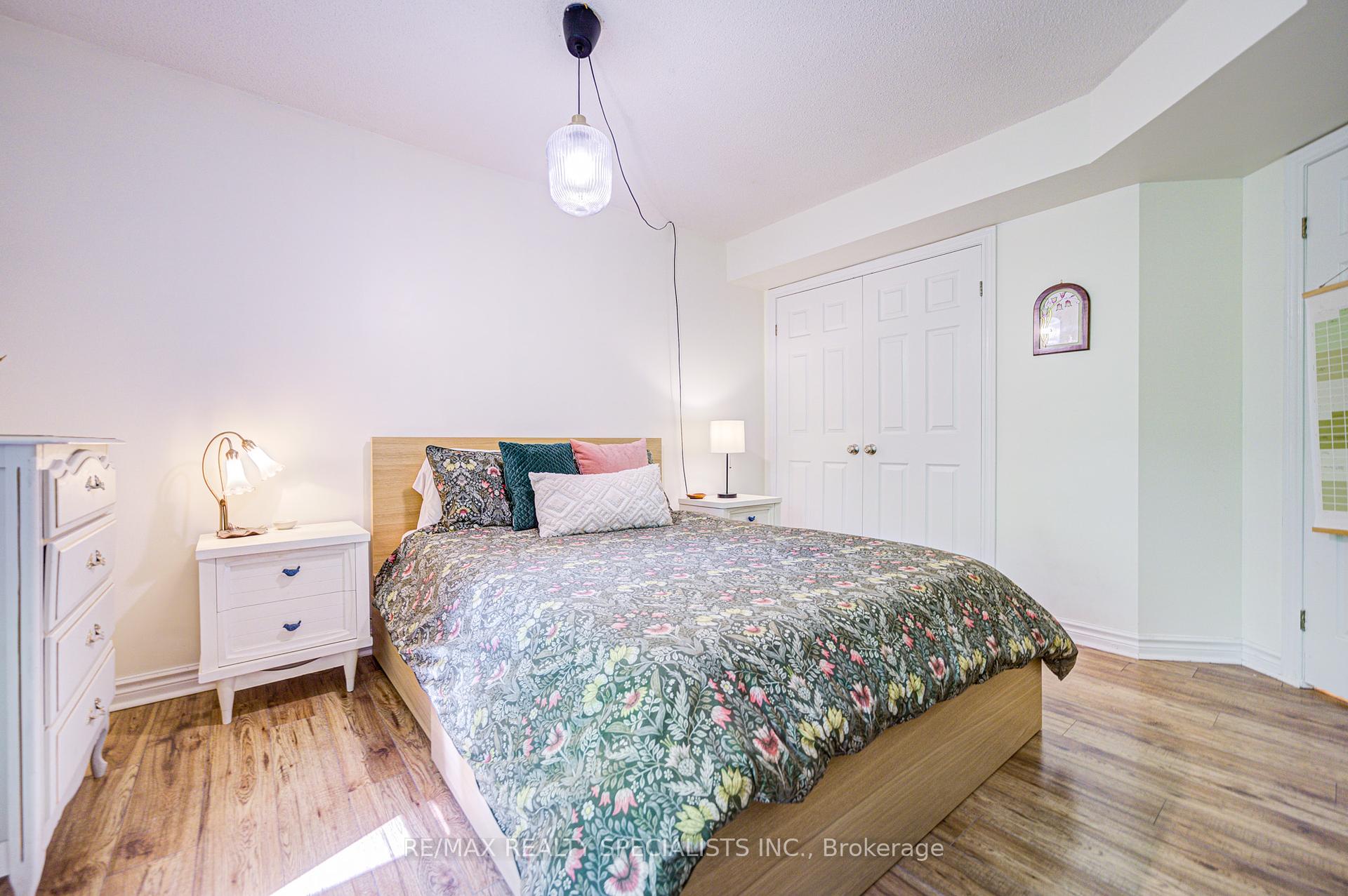 2 Bedrooms Condo at 2030 Cleaver, Burlington For sale