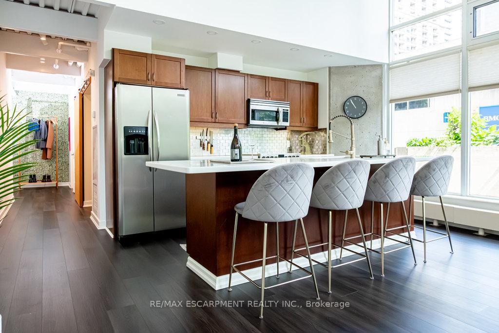 2 Bedrooms Condo at 66 Bay, Hamilton For sale