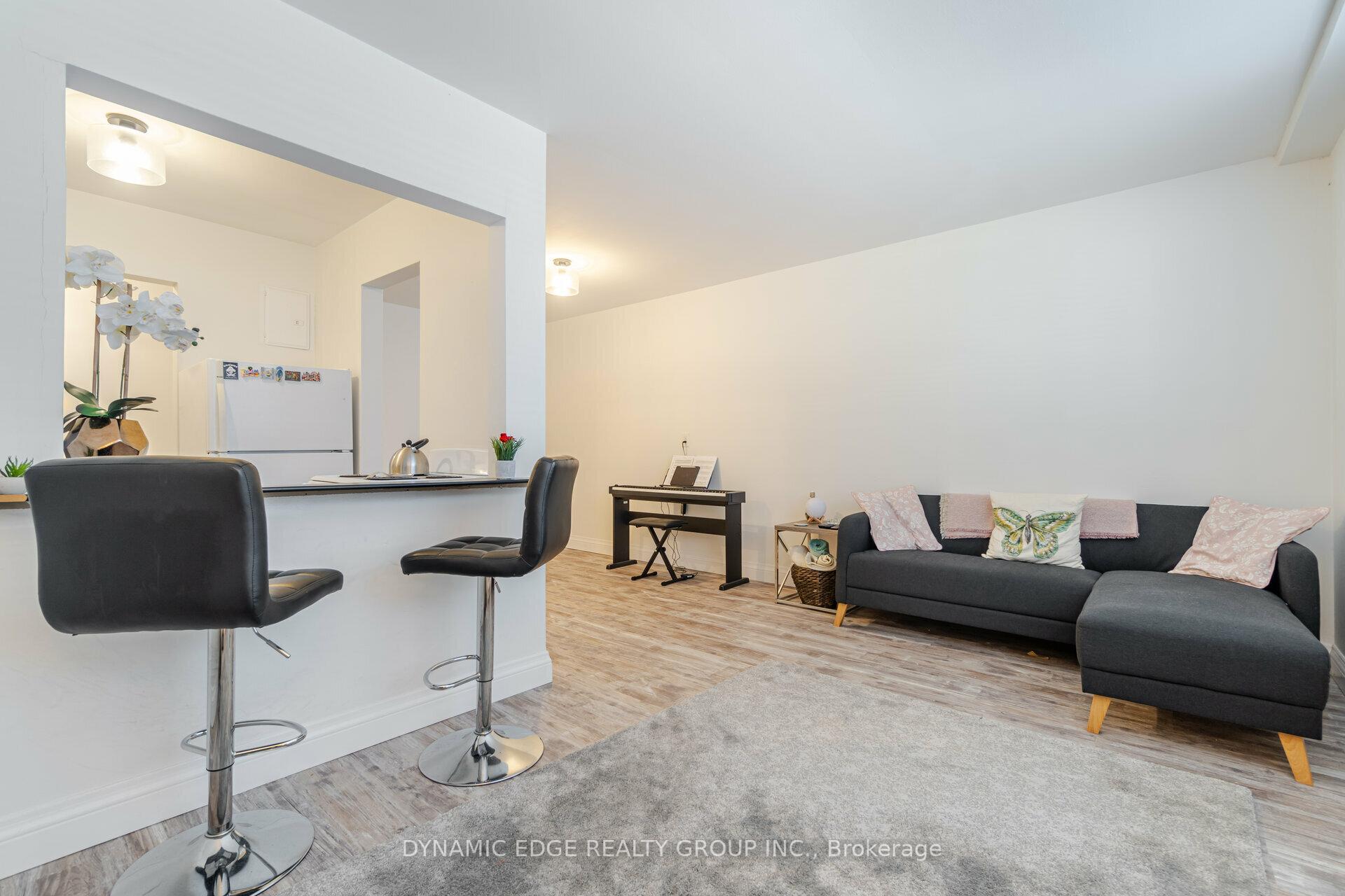 2 Bedrooms Condo at 57 Mericourt,  Hamilton For sale