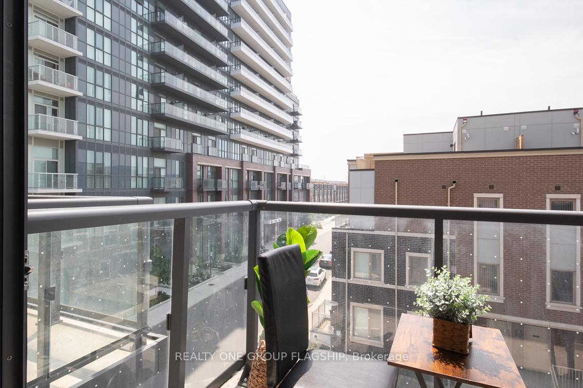 2 Bedrooms Condo at 38 Honeycrisp, Vaughan For sale