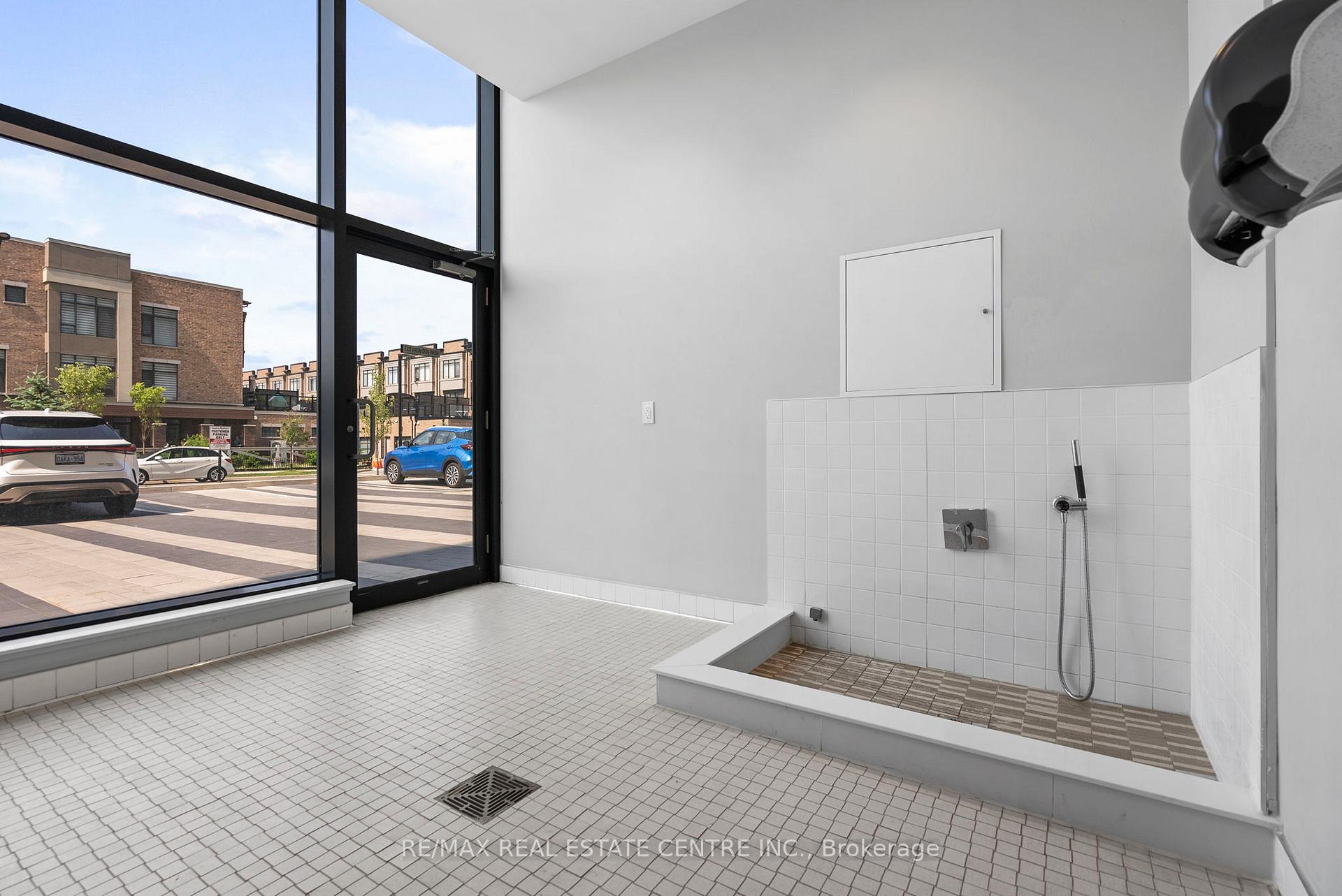 3 Bedrooms Condo at 100 Eagle Rock, Vaughan For sale