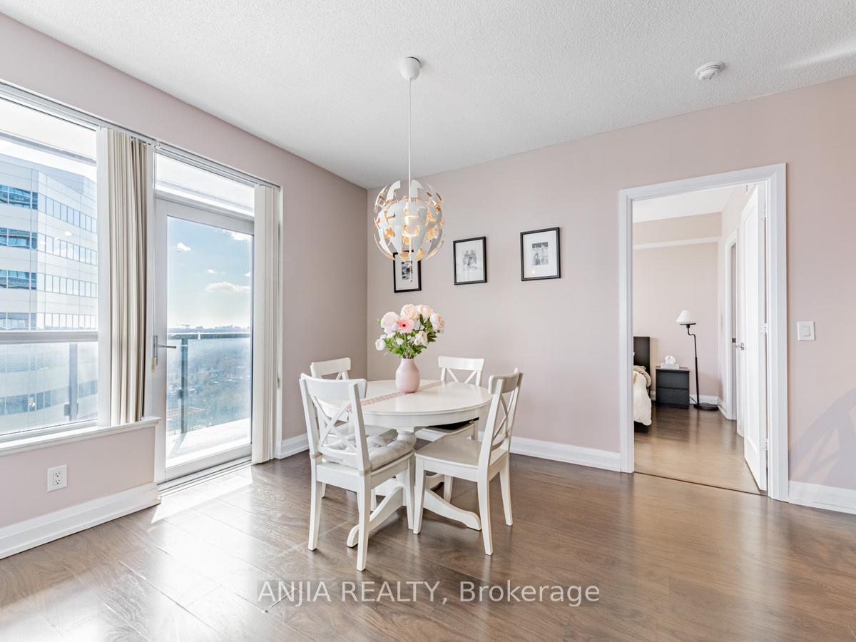 3 Bedrooms Condo at 2 Anndale,  Toronto For sale