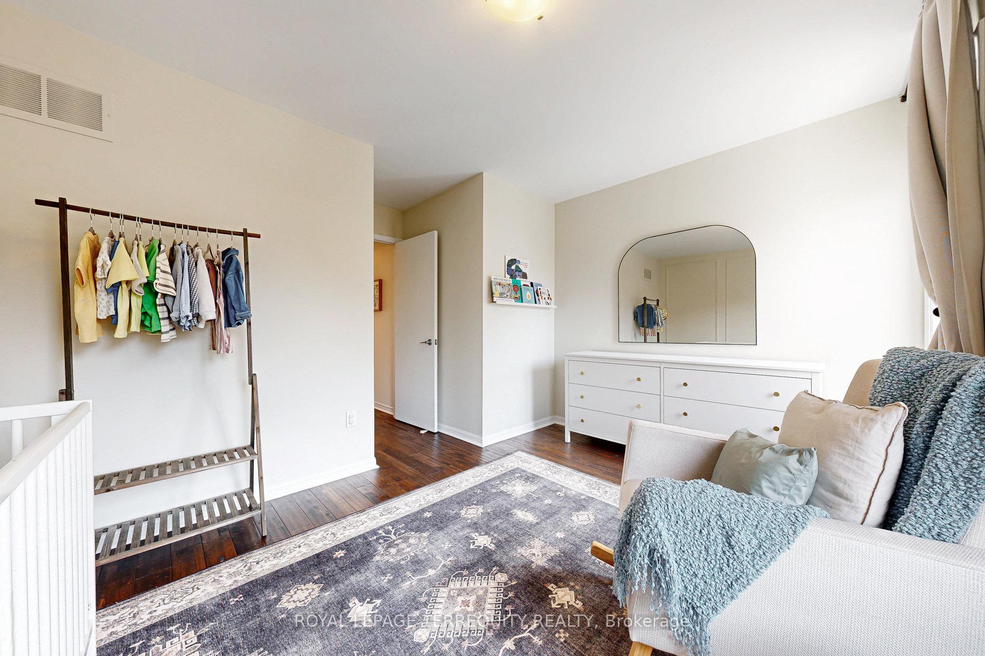 3 Bedrooms Condo at 25 Laidlaw, Toronto For sale