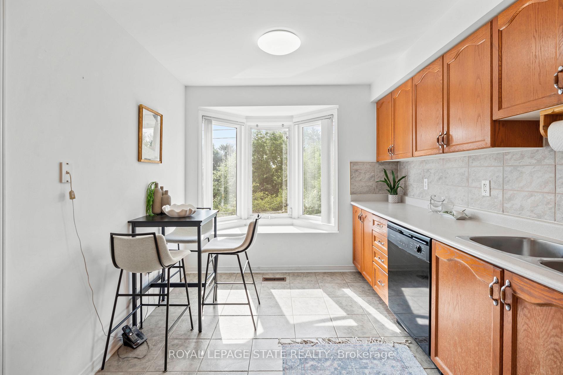 3 Bedrooms Condo at 5090 Fairview, Burlington For sale