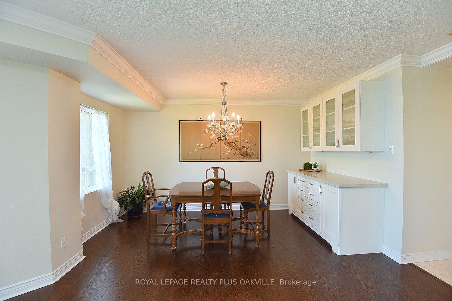 2 Bedrooms Condo at 2190 Lakeshore, Burlington For sale