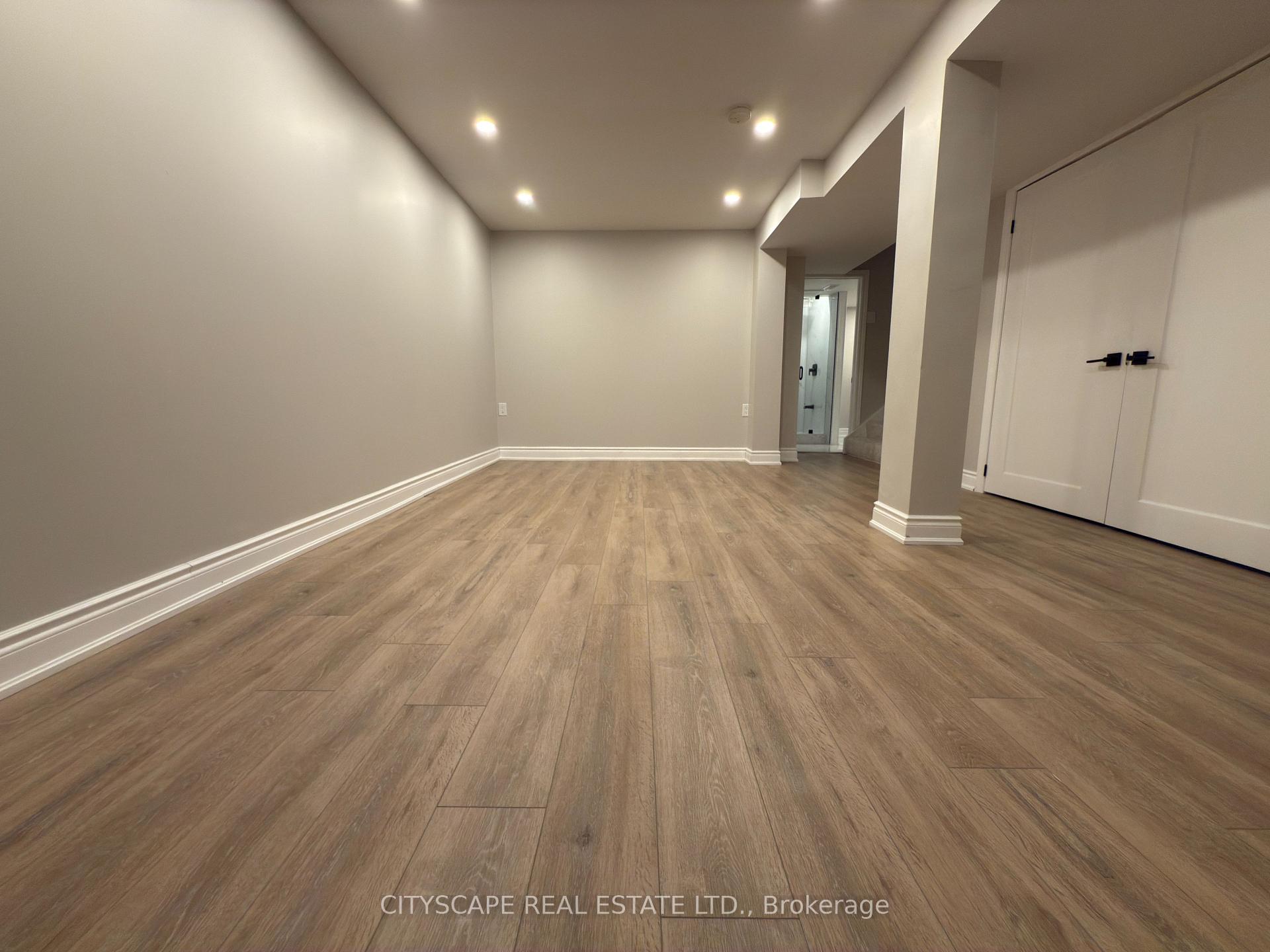 4 Bedrooms Condo at 5659 Glen Erin, Mississauga For sale