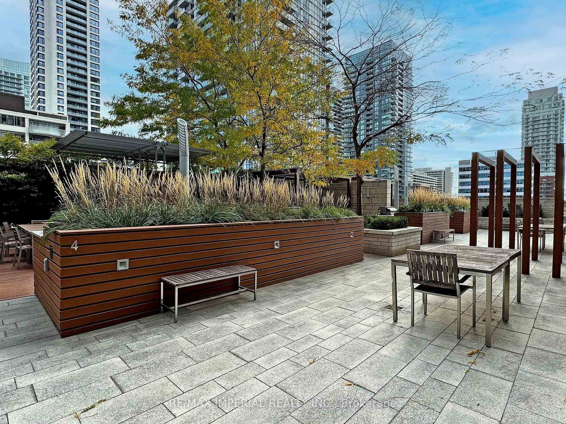 2 Bedrooms Condo at 25 Broadway, Toronto For sale