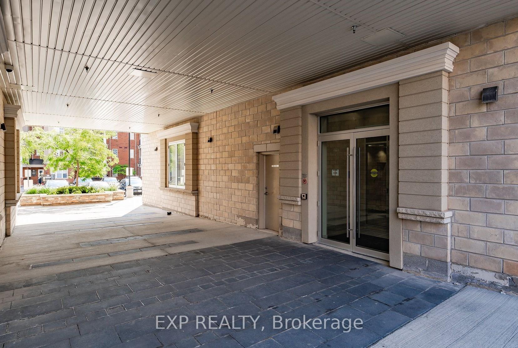 3 Bedrooms Condo at 216 Oak Park, Oakville For sale