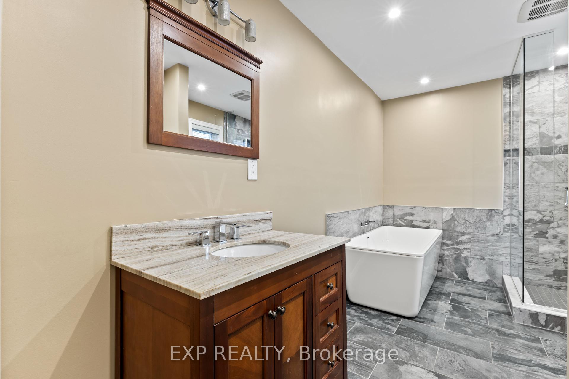 3 Bedrooms Condo at 2205 South Millway,  Mississauga For sale