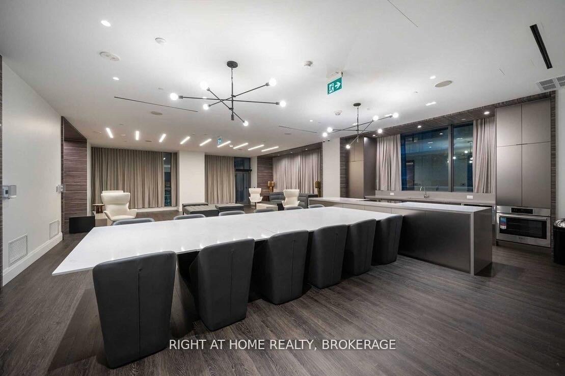 2 Bedrooms Condo at 39 Roehampton, Toronto For sale