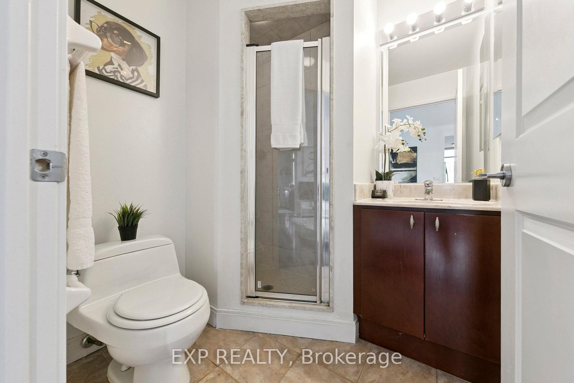 2 Bedrooms Condo at 70 Absolute, Mississauga For sale